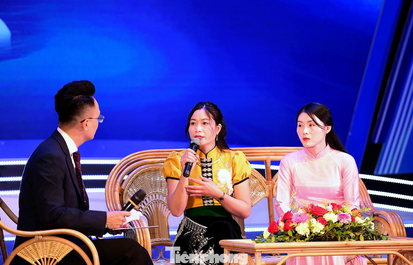 Cô Quang Thị Xuân giao lưu tại chương trình tuyên dương tối 15/11. Ảnh: Xuân Tùng