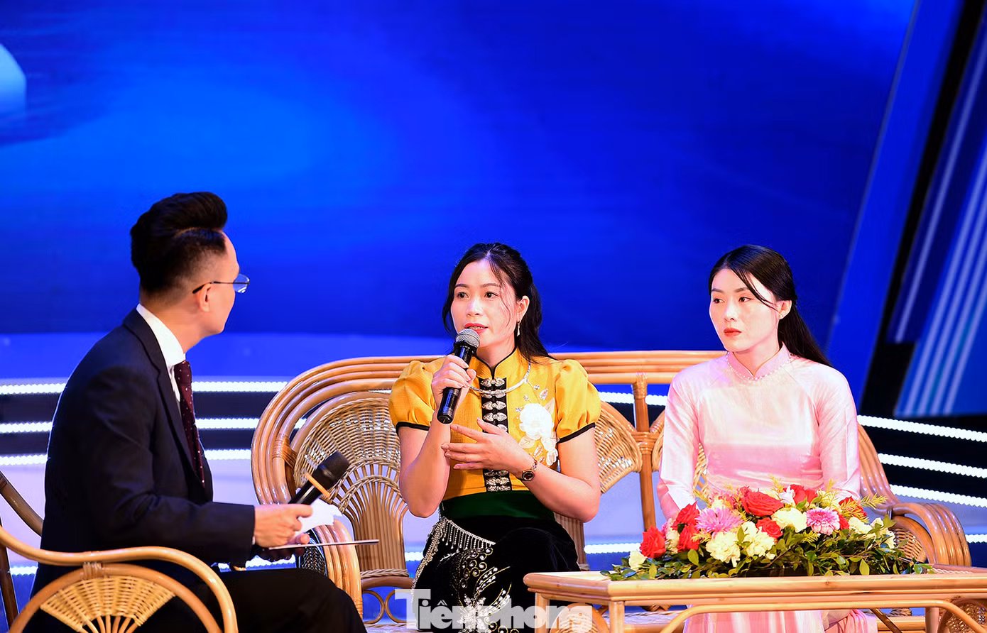 Cô Quang Thị Xuân giao lưu tại chương trình tuyên dương tối 15/11. Ảnh: Xuân Tùng