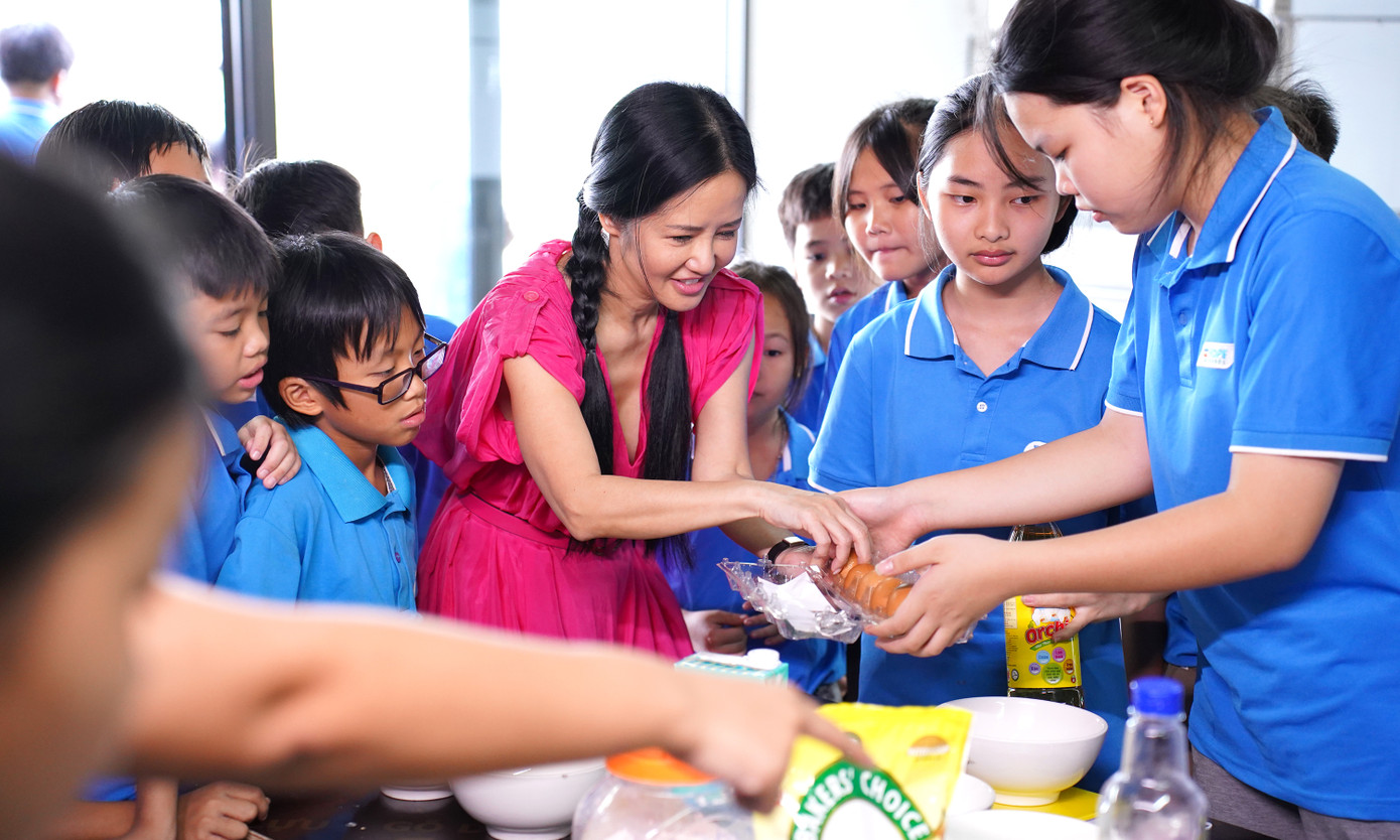 Ca sĩ Hồng Nhung đã cùng các bạn nhỏ tham gia nhiều hoạt động thú vị tại các câu lạc bộ: Làm nến, làm xà phòng, làm bánh, may, làm vườn...