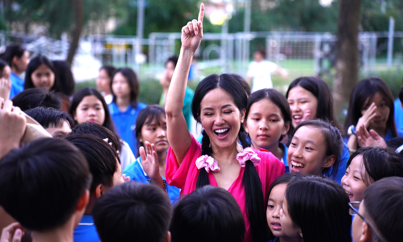 Trong tháng 11 này, học sinh trường Hy Vọng (Đà Nẵng) vừa có một ngày đầy yêu thương cùng ca sĩ Hồng Nhung. Học sinh của trường gọi ca sĩ Hồng Nhung với tên gọi trìu mến “cô Bống”. Ảnh: BTC