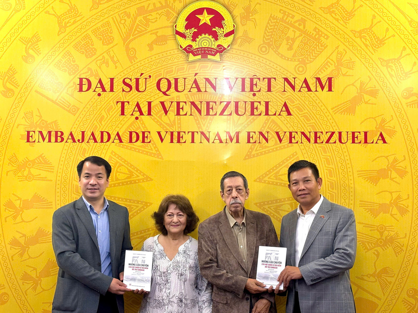 Bí thư T.Ư Đoàn Ngô Văn Cương và Đại sứ đặc mệnh toàn quyền Việt Nam tại Venezuela Vũ Trung Mỹ tặng quà hai cựu du kích đô thị Caracas. Ảnh: BTC Bí thư T.Ư Đoàn Ngô Văn Cương và Đại sứ đặc mệnh toàn quyền Việt Nam tại Venezuela Vũ Trung Mỹ tặng quà hai cựu du kích đô thị Caracas. Ảnh: BTC