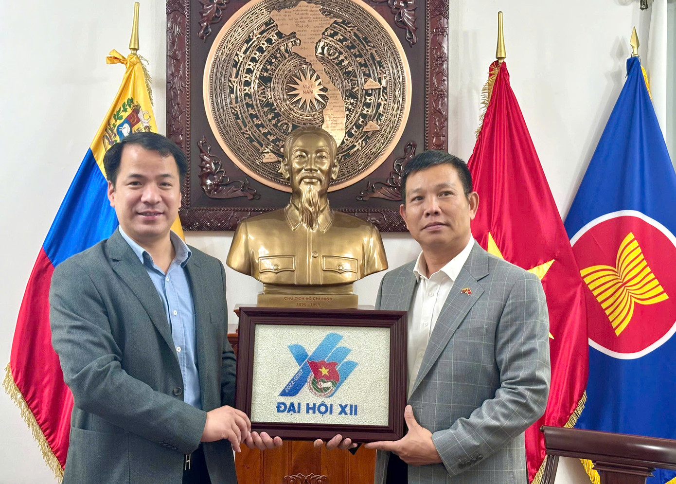 Bí thư T.Ư Đoàn Ngô Văn Cương và Đại sứ đặc mệnh toàn quyền Việt Nam tại Venezuela Vũ Trung Mỹ tại buổi làm việc. Ảnh: BTC Bí thư T.Ư Đoàn Ngô Văn Cương và Đại sứ đặc mệnh toàn quyền Việt Nam tại Venezuela Vũ Trung Mỹ tại buổi làm việc. Ảnh: BTC