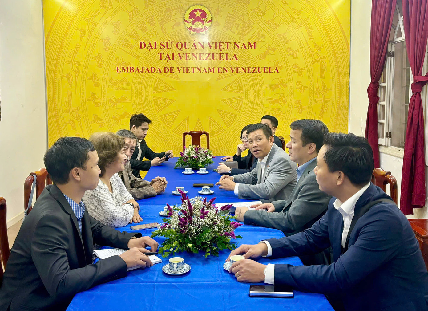 Quang cảnh buổi gặp gỡ đoàn đại biểu T.Ư Đoàn và cựu du kích đô thị Caracas. Ảnh: BTC Quang cảnh buổi gặp gỡ đoàn đại biểu T.Ư Đoàn và cựu du kích đô thị Caracas. Ảnh: BTC