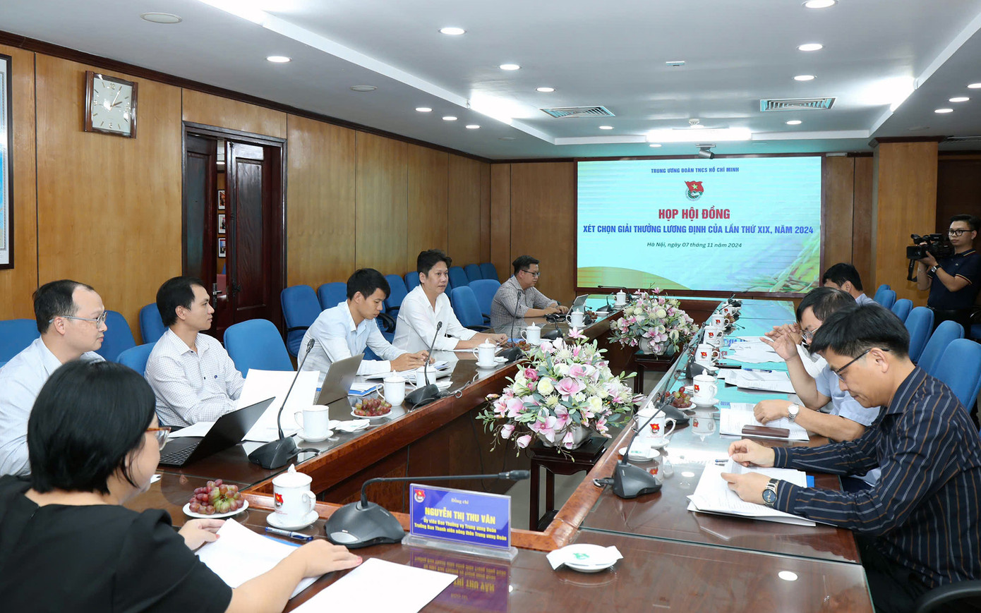 Họp Hội đồng xét chọn Giải thưởng Lương Định Của năm 2024. Ảnh: Vương Bảo Anh