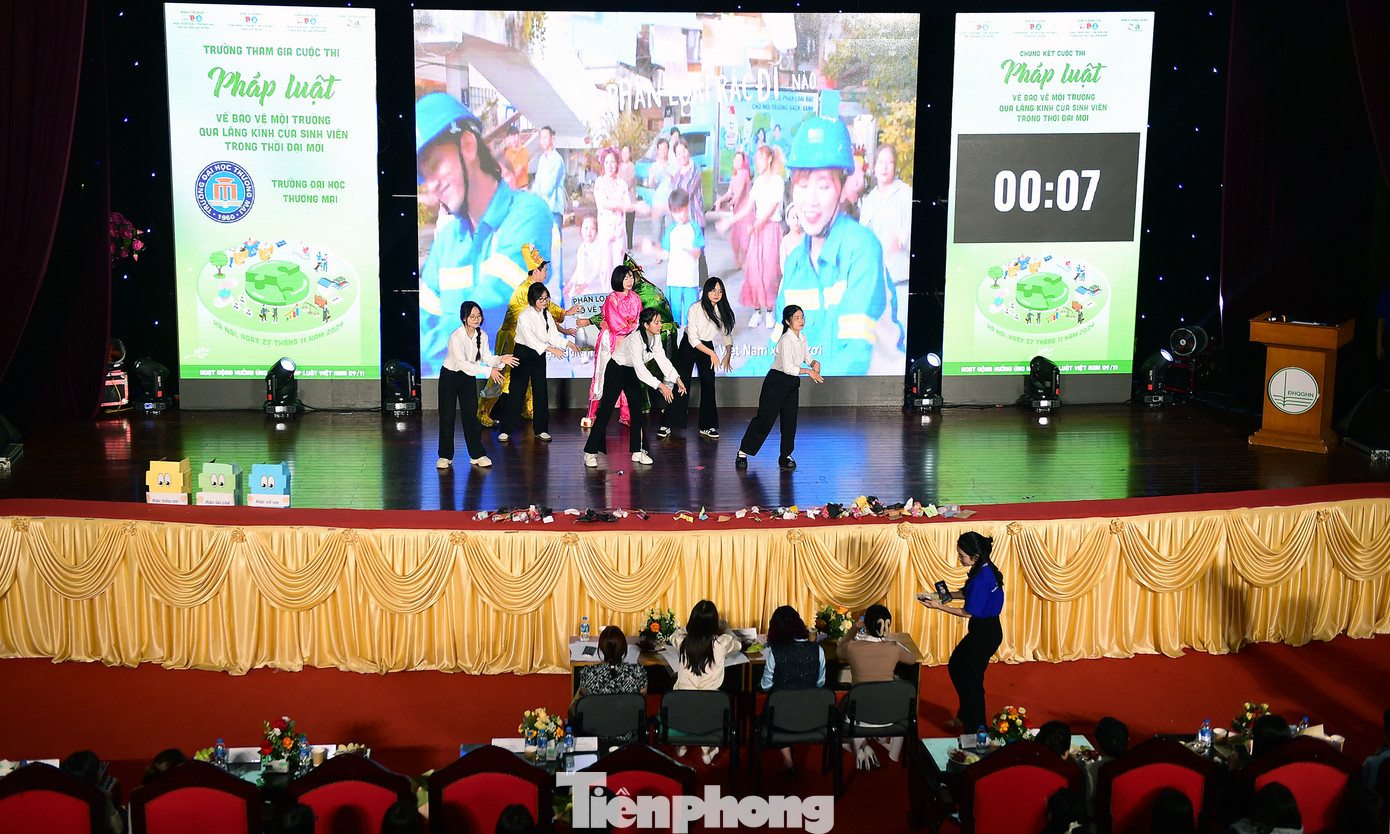 Phần thi giới thiệu trong vòng chung kết cuộc thi pháp luật về kiến thức bảo vệ môi trường. Ảnh: Xuân Tùng