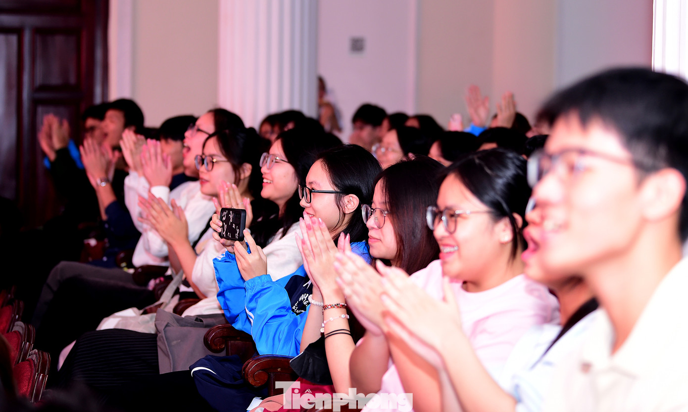 Sinh viên nhiệt tình cổ vũ các đội thi trên sân khấu. Ảnh: Xuân Tùng