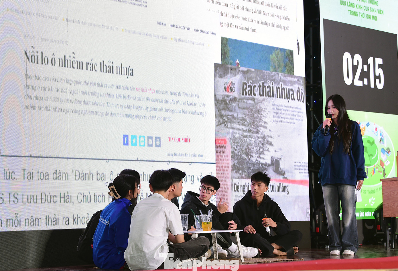 Thông qua tình huống sử dụng cốc nhựa, ống hút nhựa... các đội thi lồng ghép kiến thức pháp luật, tuyên truyền nâng cao nhận thức người trẻ tham gia bảo vệ môi trường. Ảnh: Xuân Tùng