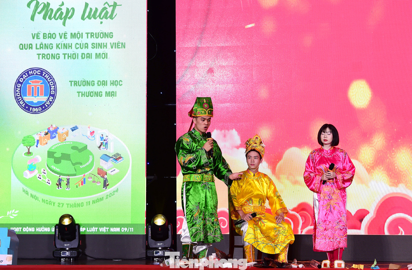 Thông qua các nhân vật Ngọc Hoàng, Bắc Đẩu và Táo &quot;môi trường&quot;, các bạn sinh viên đã gửi gắm nhiều thông điệp, kiến thức pháp luật về bảo vệ môi trường. Ảnh: Xuân Tùng