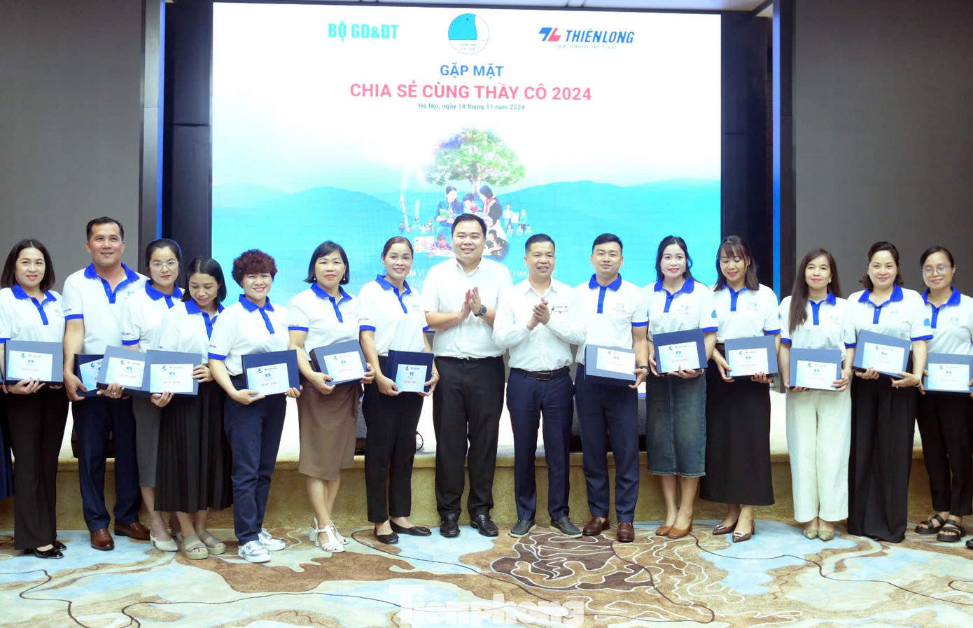 Anh Nguyễn Xuân Hiếu - Ủy viên Ban Chấp hành T.Ư Đoàn, Phó Chủ tịch T.Ư Hội LHTN Việt Nam; và ông Trịnh Văn Hào - Giám đốc Truyền thông đối ngoại Tập đoàn Thiên Long trao sổ tiết kiệm, quà cho các thầy cô giáo. Anh Nguyễn Xuân Hiếu - Ủy viên Ban Chấp hành T.Ư Đoàn, Phó Chủ tịch T.Ư Hội LHTN Việt Nam; và ông Trịnh Văn Hào - Giám đốc Truyền thông đối ngoại Tập đoàn Thiên Long trao sổ tiết kiệm, quà cho các thầy cô giáo.