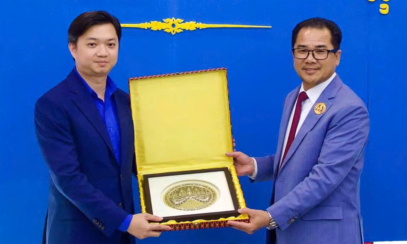 Bí thư T.Ư Đoàn Nguyễn Minh Triết và Phó Trưởng Ban Thanh niên Đảng Nhân dân Campuchia, Quốc Vụ khanh Bộ Phát triển Nông thôn Campuchia - Chrun Theravat tại buổi làm việc. Bí thư T.Ư Đoàn Nguyễn Minh Triết và Phó Trưởng Ban Thanh niên Đảng Nhân dân Campuchia, Quốc Vụ khanh Bộ Phát triển Nông thôn Campuchia - Chrun Theravat tại buổi làm việc.
