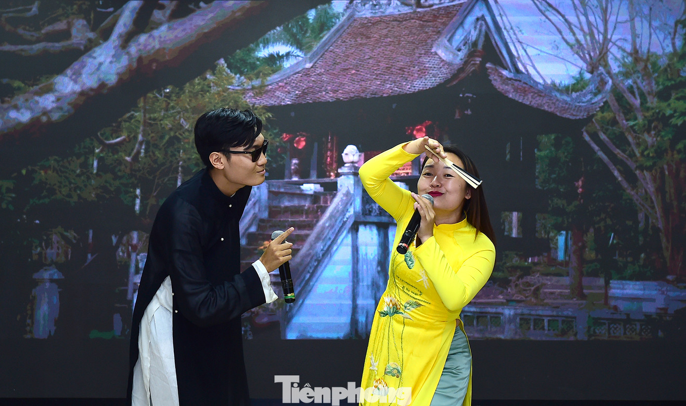 Thành viên đoàn Việt Nam trình diễn tiết mục văn nghệ giới thiệu về dân ca, hát Xẩm sẽ trình diễn trong hải trình. Ảnh: Xuân Tùng Thành viên đoàn Việt Nam trình diễn tiết mục văn nghệ giới thiệu về dân ca, hát Xẩm sẽ trình diễn trong hải trình. Ảnh: Xuân Tùng