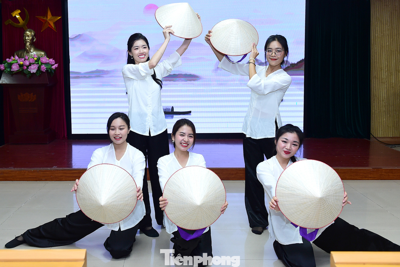 Thành viên đoàn Việt Nam trình diễn tiết mục văn nghệ giới thiệu về dân ca, hát Xẩm sẽ trình diễn trong hải trình. Ảnh: Xuân Tùng Thành viên đoàn Việt Nam trình diễn tiết mục văn nghệ giới thiệu về dân ca, hát Xẩm sẽ trình diễn trong hải trình. Ảnh: Xuân Tùng