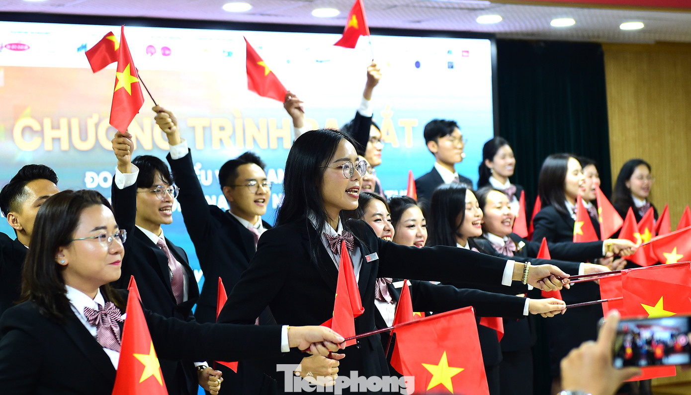 Đoàn đại biểu trình diễn tiết mục cổ động với cờ sẽ thực hiện trong hải trình. Ảnh: Xuân Tùng Đoàn đại biểu trình diễn tiết mục cổ động với cờ sẽ thực hiện trong hải trình. Ảnh: Xuân Tùng