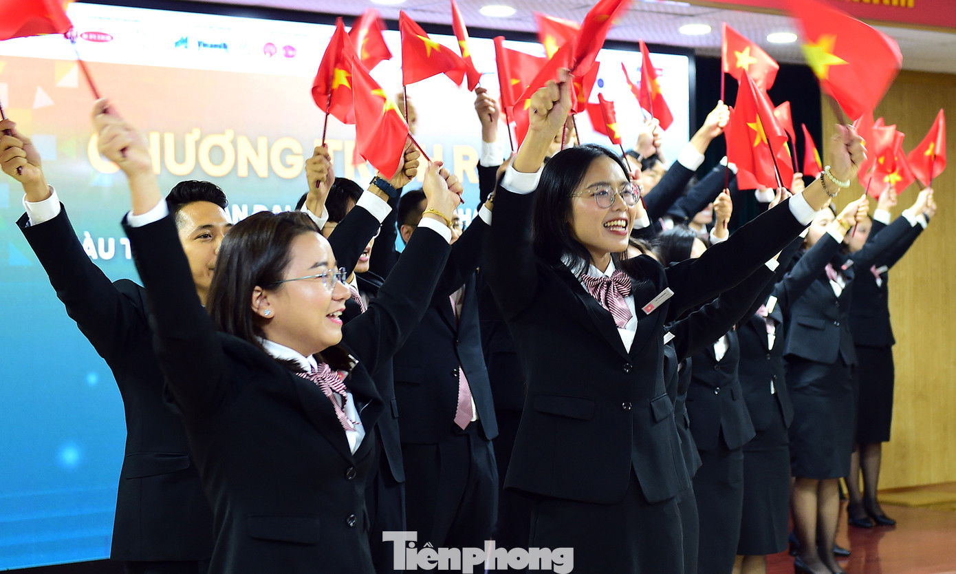 Đoàn đại biểu trình diễn tiết mục cổ động với cờ sẽ thực hiện trong hải trình. Ảnh: Xuân Tùng Đoàn đại biểu trình diễn tiết mục cổ động với cờ sẽ thực hiện trong hải trình. Ảnh: Xuân Tùng