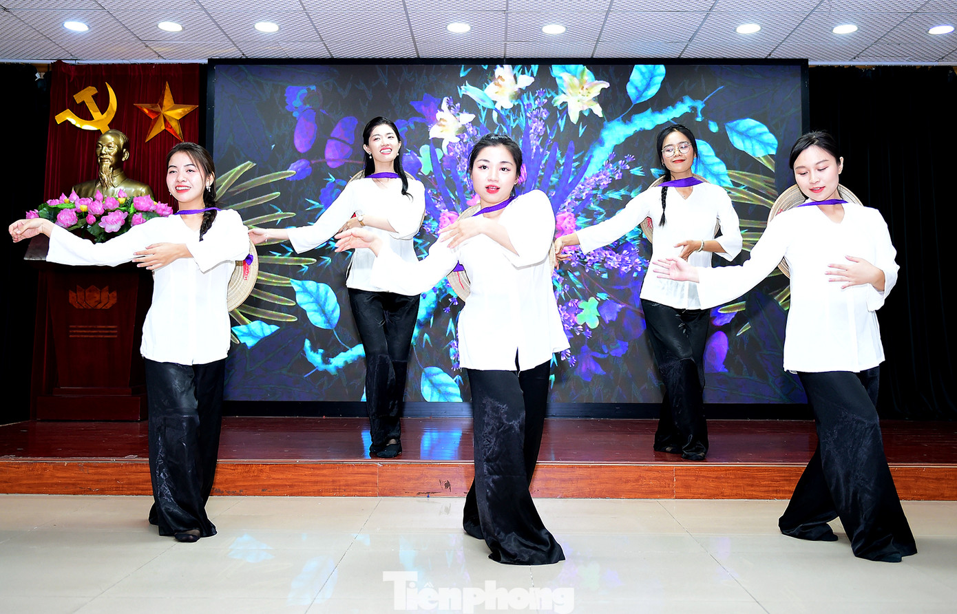 Thành viên đoàn Việt Nam trình diễn tiết mục văn nghệ giới thiệu về dân ca, hát Xẩm sẽ trình diễn trong hải trình. Ảnh: Xuân Tùng Thành viên đoàn Việt Nam trình diễn tiết mục văn nghệ giới thiệu về dân ca, hát Xẩm sẽ trình diễn trong hải trình. Ảnh: Xuân Tùng