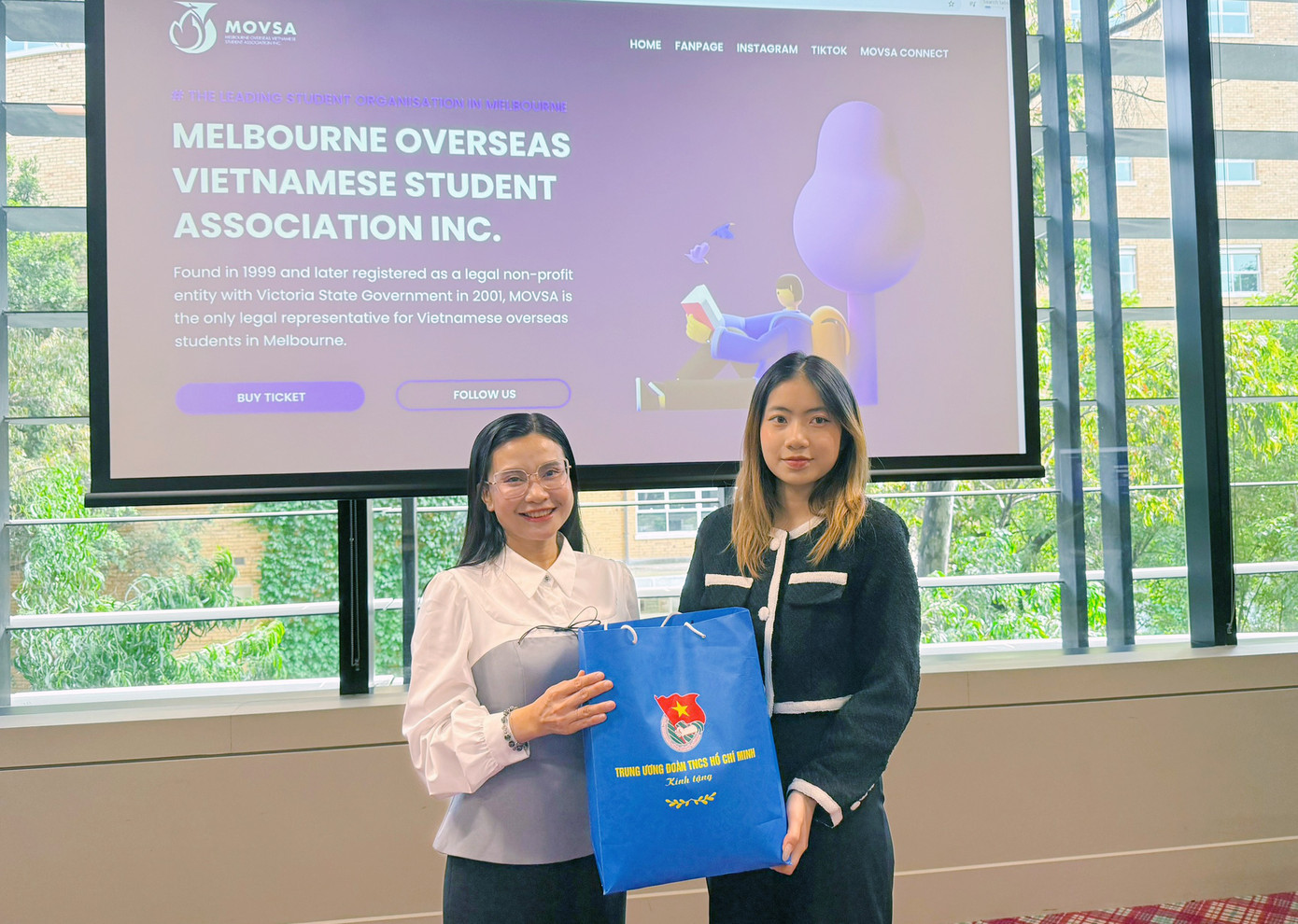 Chị Nguyễn Phạm Duy Trang tặng quà đại diện Hội Sinh viên Việt Nam tại Melbourne. Ảnh: BTC