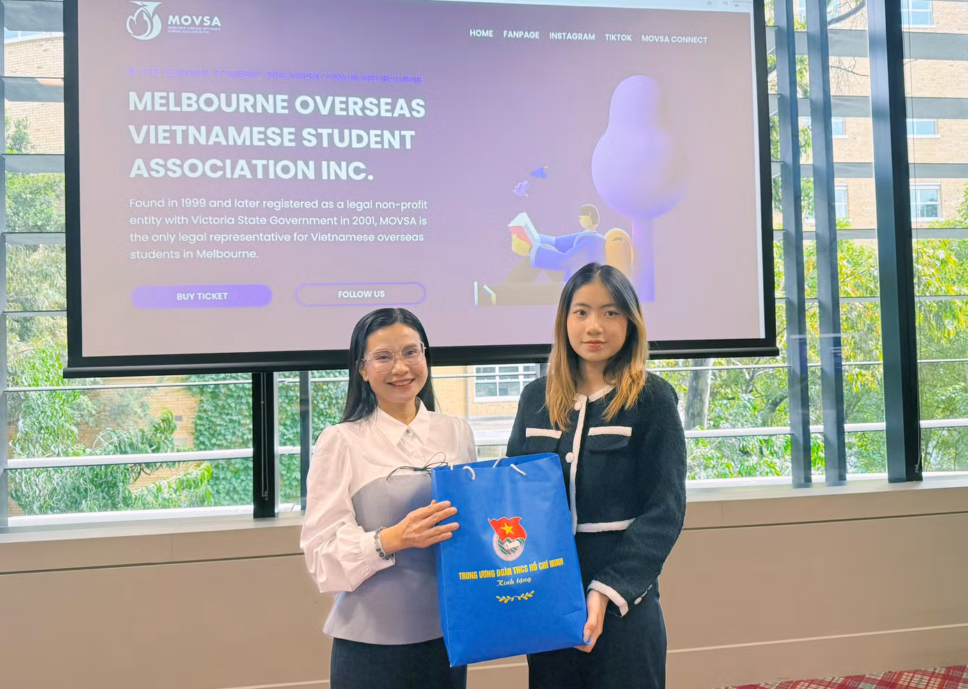 Chị Nguyễn Phạm Duy Trang tặng quà đại diện Hội Sinh viên Việt Nam tại Melbourne. Ảnh: BTC Chị Nguyễn Phạm Duy Trang tặng quà đại diện Hội Sinh viên Việt Nam tại Melbourne. Ảnh: BTC