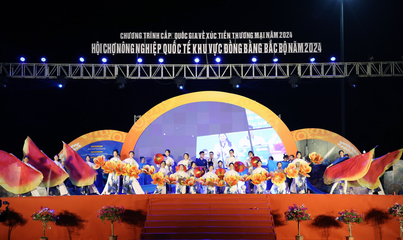 Chương trình văn nghệ khai mạc hội chợ nông nghiệp quốc tế khu vực Đồng bằng Bắc bộ năm 2024. Ảnh: BTC
