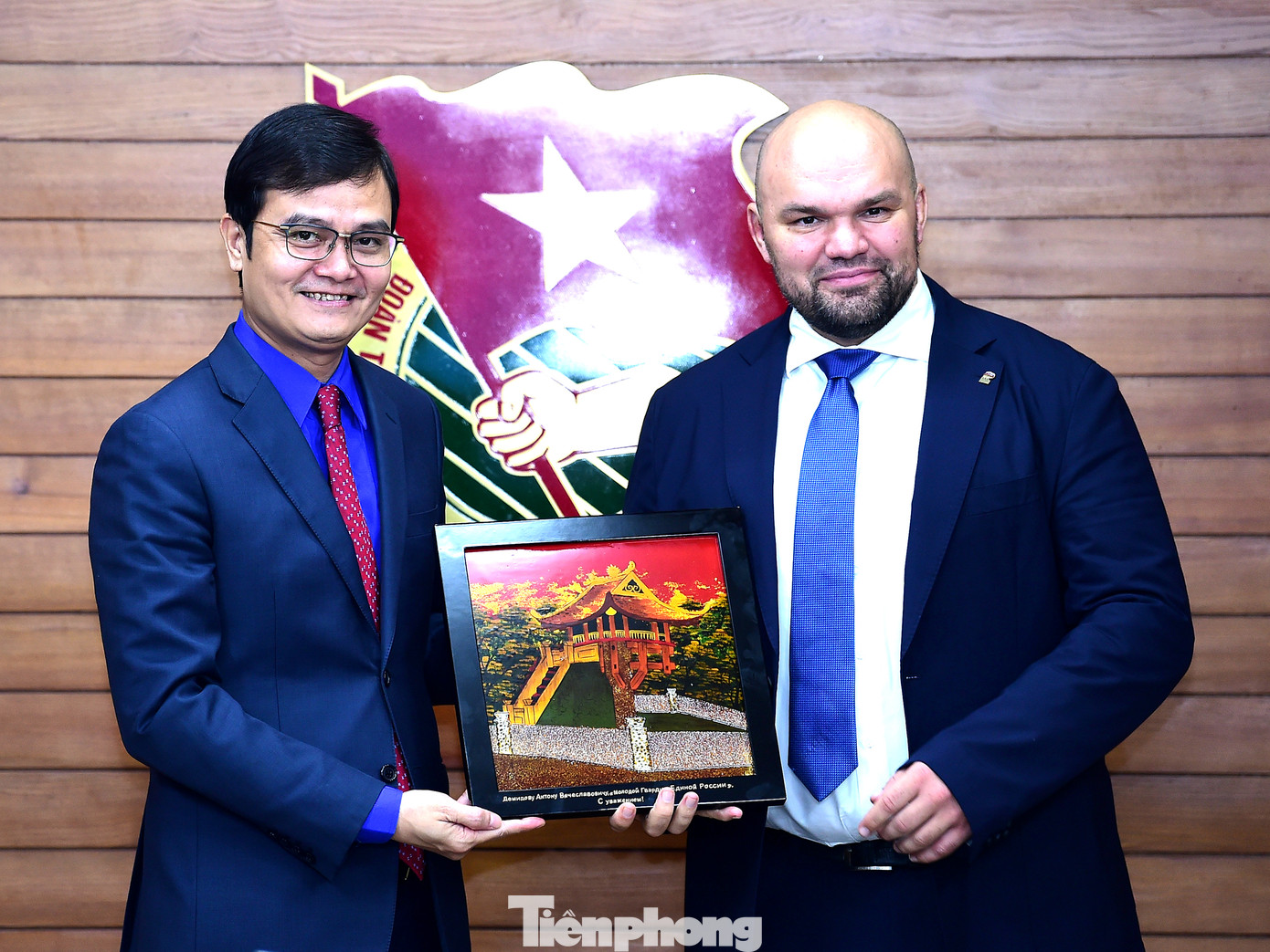 Bí thư thứ nhất T.Ư Đoàn Bùi Quang Huy tặng quà Chủ tịch Đội Cận vệ trẻ Đảng nước Nga thống nhất Anton Demidov tại chương trình hội đàm. Ảnh: Xuân Tùng