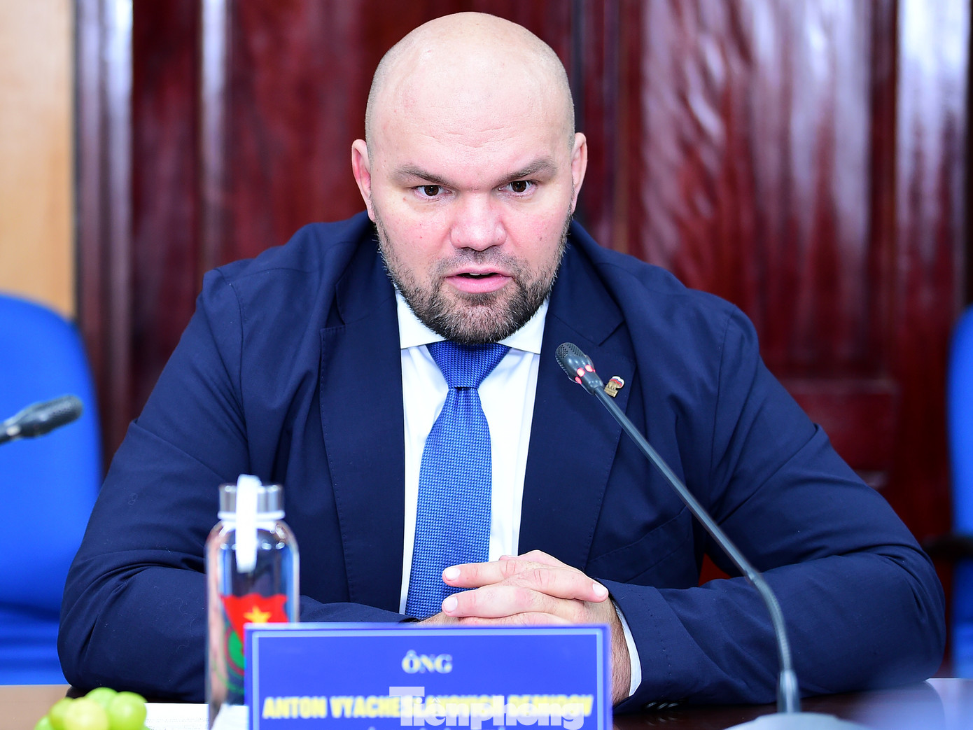 Chủ tịch Đội Cận vệ trẻ Đảng nước Nga thống nhất Anton Demidov trao đổi tại chương trình hội đàm. Ảnh: Xuân Tùng