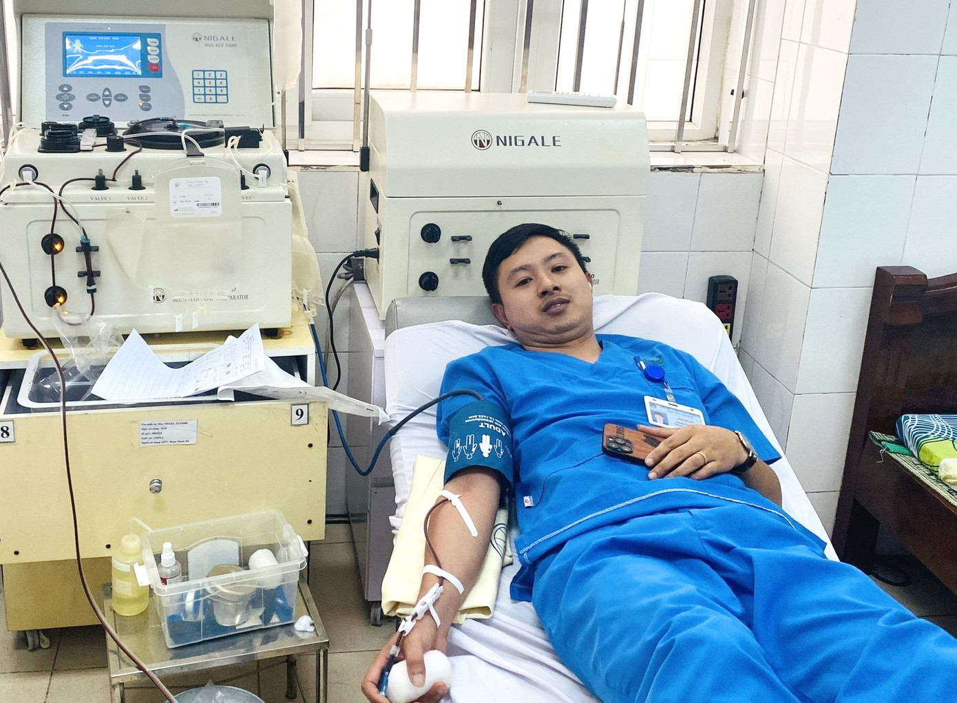 Điều dưỡng viên Phạm Văn Tặng hiến máu cứu người. Ảnh: NVCC