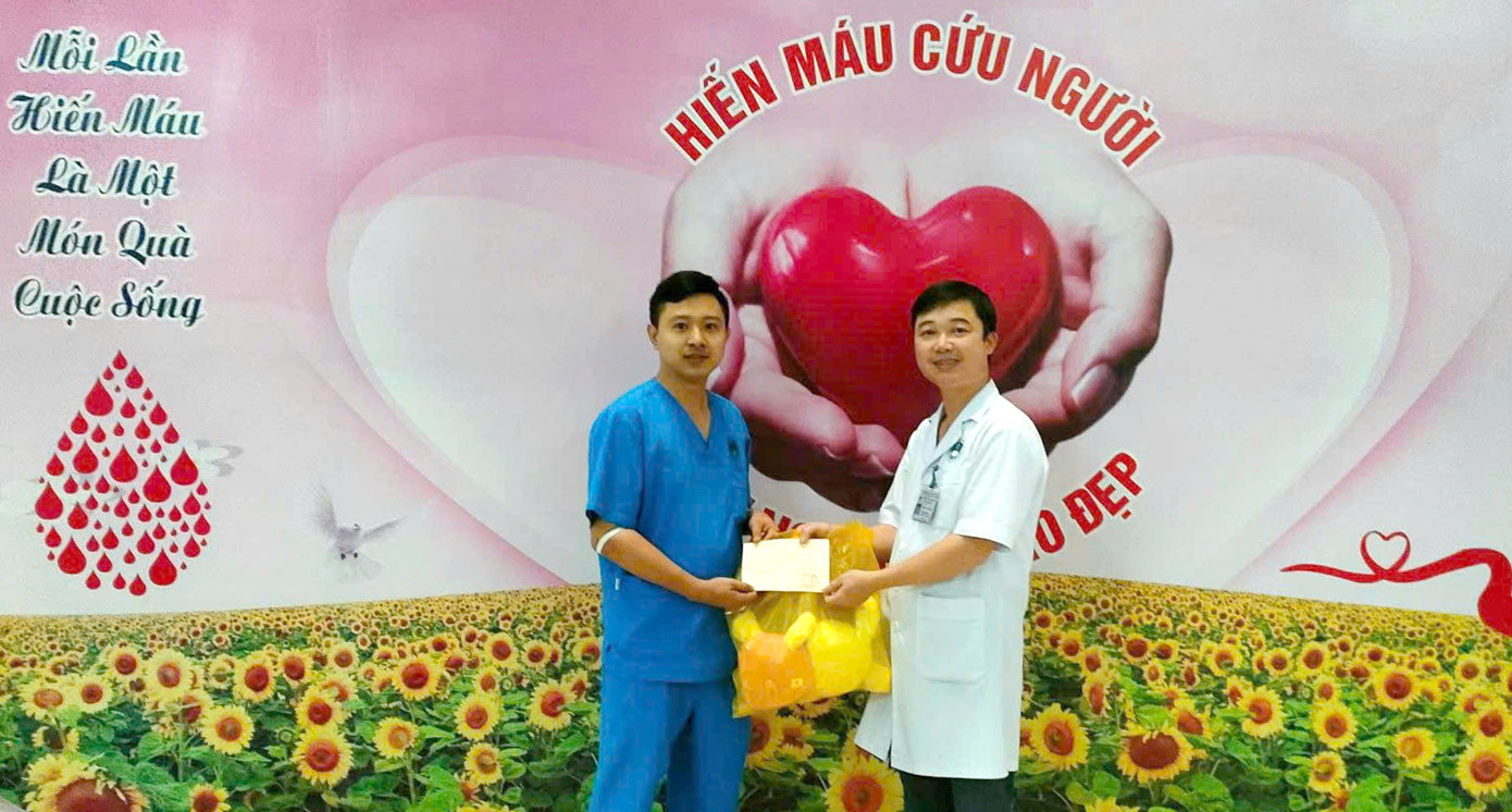 Anh Phạm Văn Tặng nhiều lần tham gia hiến máu. Ảnh: NVCC