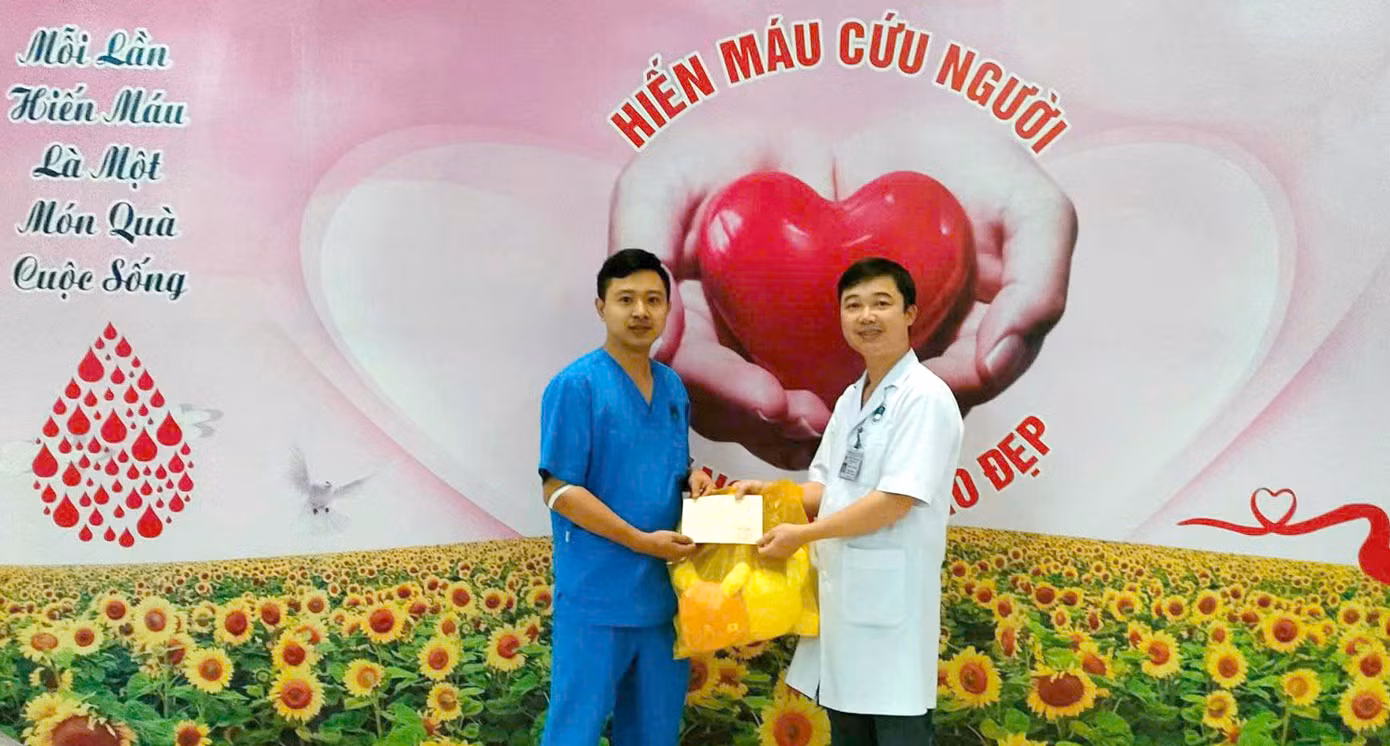 Anh Phạm Văn Tặng nhiều lần tham gia hiến máu. Ảnh: NVCC