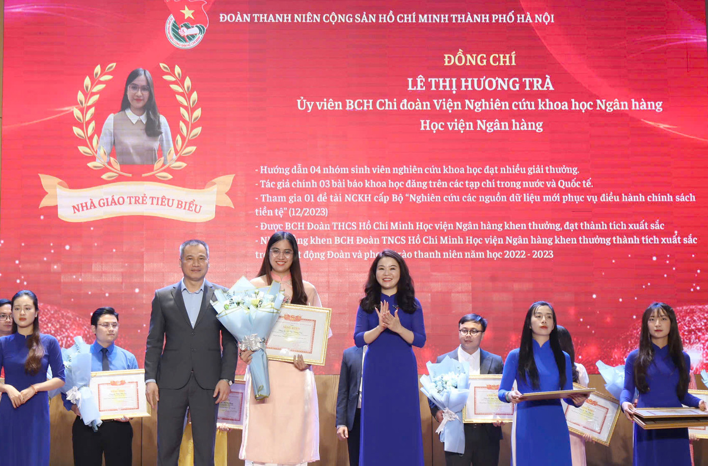 Giảng viên Lê Thị Hương Trà nhận khen thưởng tại chương trình. Ảnh: Vương Bảo Anh