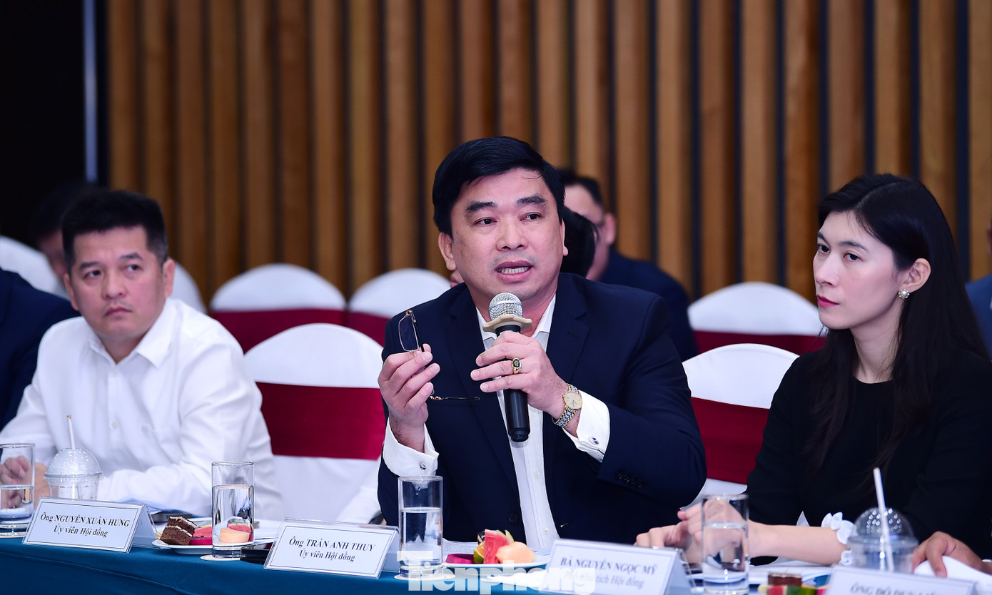 Thành viên Hội đồng bình chọn chung tuyển trao đổi, thảo luận tại hội nghị. Ảnh: Xuân Tùng Thành viên Hội đồng bình chọn chung tuyển trao đổi, thảo luận tại hội nghị. Ảnh: Xuân Tùng