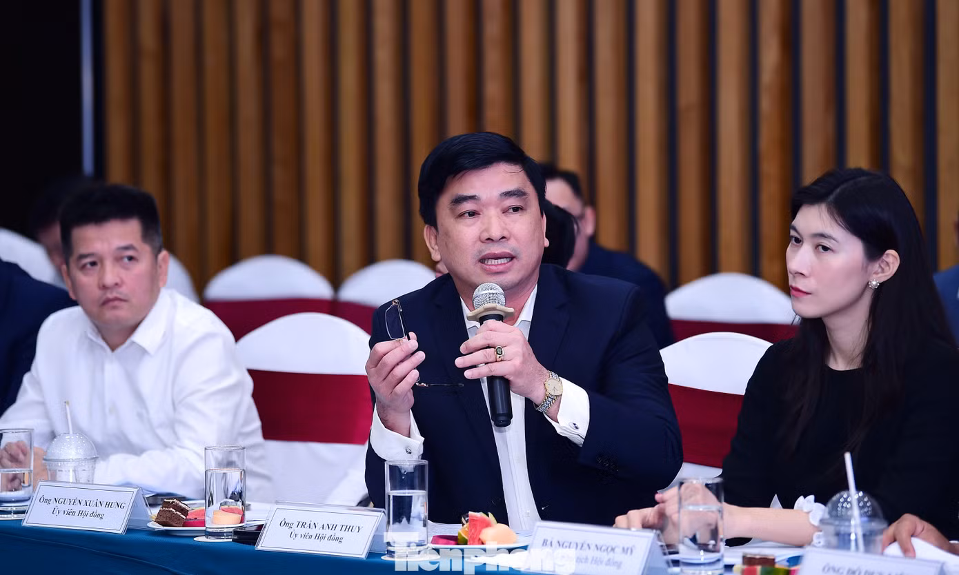 Thành viên Hội đồng bình chọn chung tuyển trao đổi, thảo luận tại hội nghị. Ảnh: Xuân Tùng