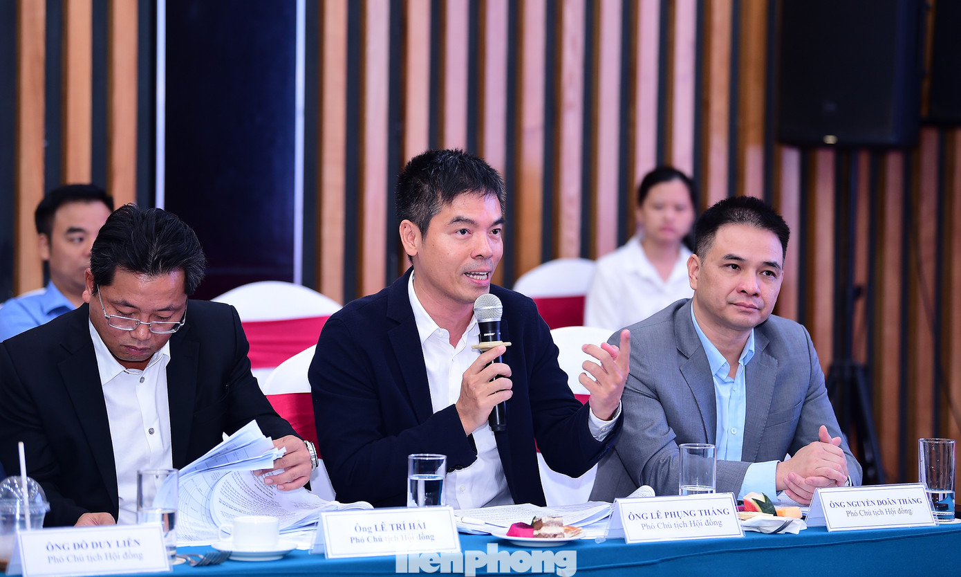 Thành viên Hội đồng bình chọn chung tuyển trao đổi, thảo luận tại hội nghị. Ảnh: Xuân Tùng Thành viên Hội đồng bình chọn chung tuyển trao đổi, thảo luận tại hội nghị. Ảnh: Xuân Tùng