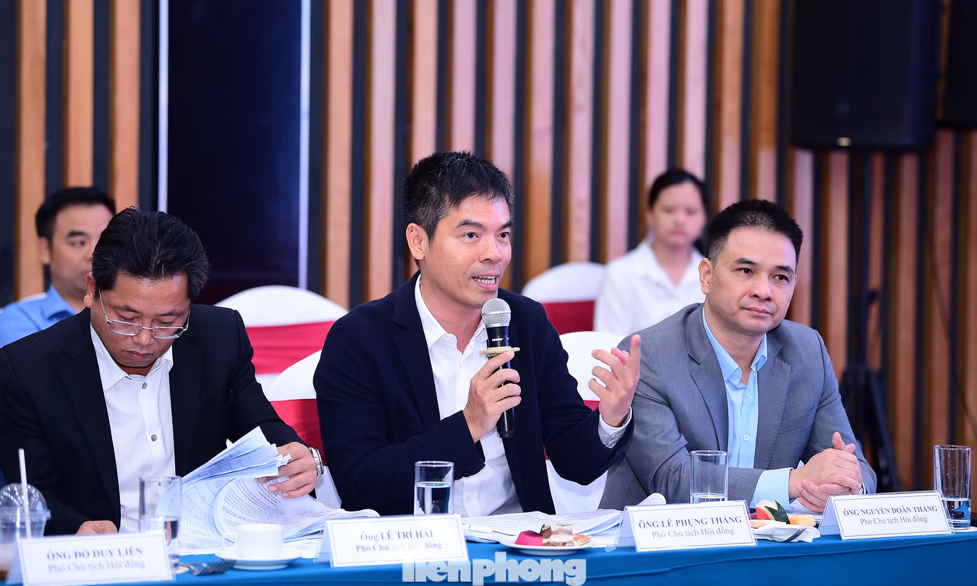 Thành viên Hội đồng bình chọn chung tuyển trao đổi, thảo luận tại hội nghị. Ảnh: Xuân Tùng