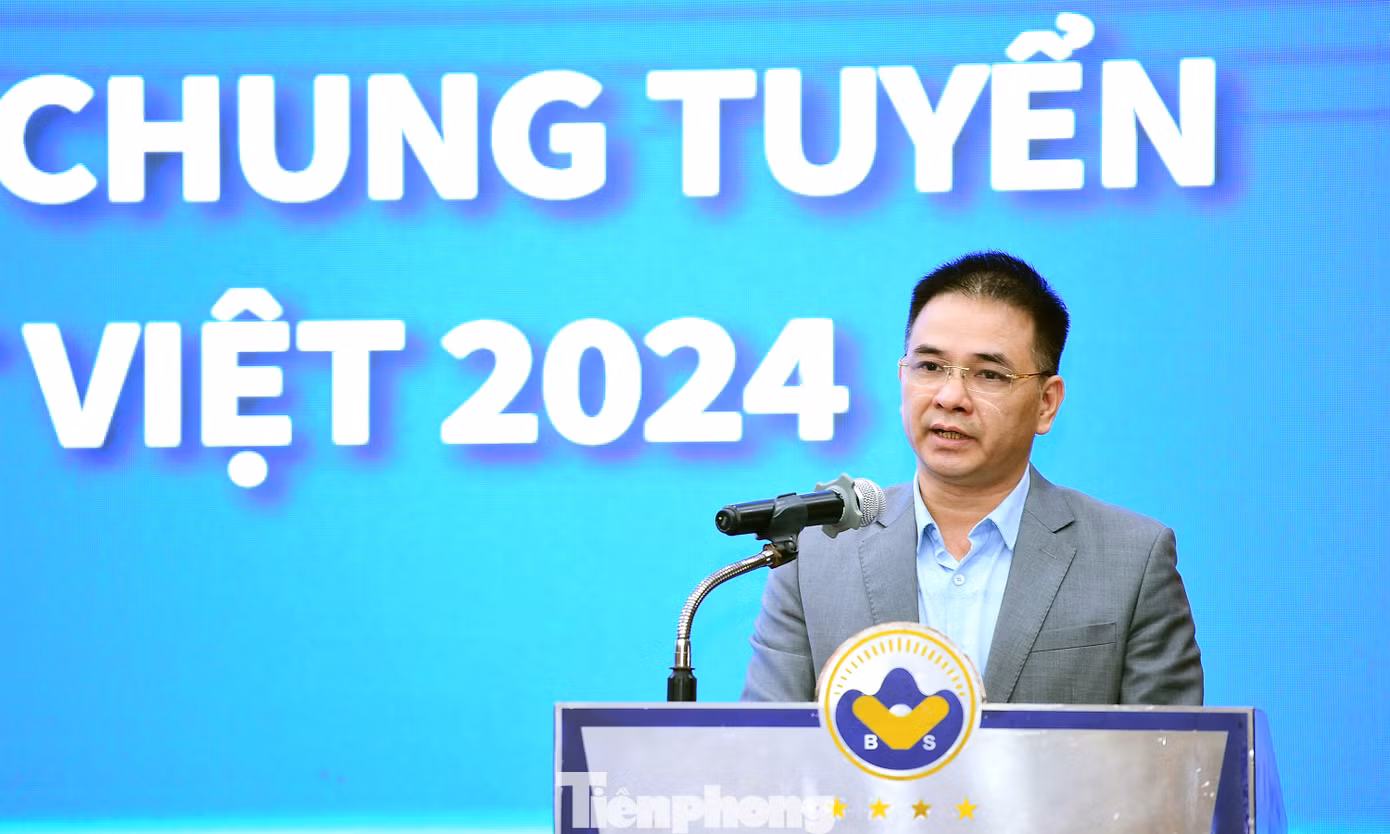 Anh Nguyễn Doãn Thắng - Phó Chủ tịch kiêm Tổng thư ký T.Ư Hội Doanh nhân trẻ Việt Nam, trình bày báo cáo hoạt động xét chọn, thẩm định và tiêu chí chấm điểm bình chọn giải thưởng. Ảnh: Xuân Tùng