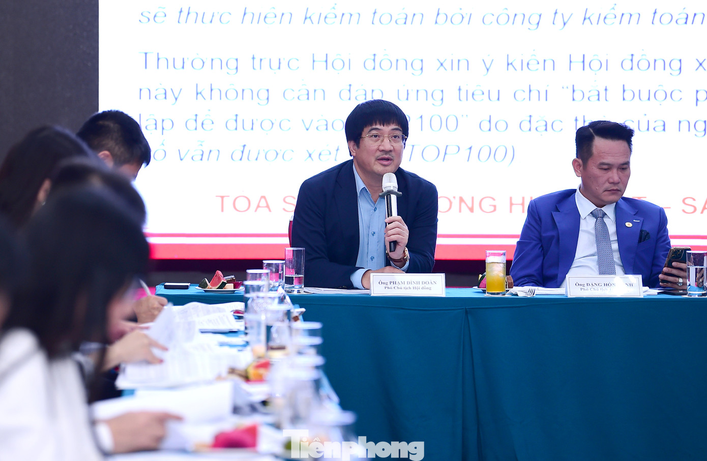 Thành viên Hội đồng bình chọn chung tuyển trao đổi, thảo luận tại hội nghị. Ảnh: Xuân Tùng Thành viên Hội đồng bình chọn chung tuyển trao đổi, thảo luận tại hội nghị. Ảnh: Xuân Tùng