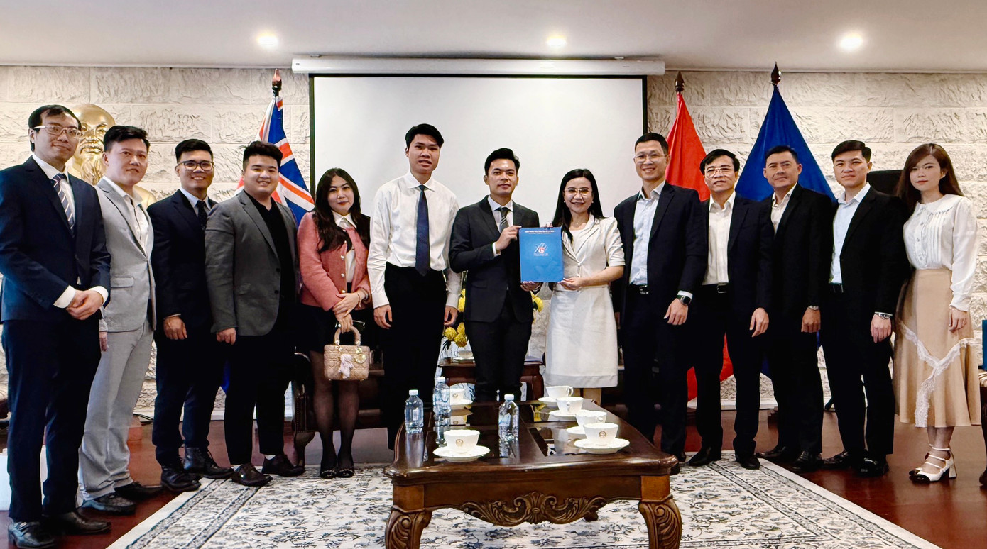 Đoàn công tác và đại diện Hội Sinh viên Việt Nam tại Australia. Ảnh: Ban Quốc tế T.Ư Đoàn