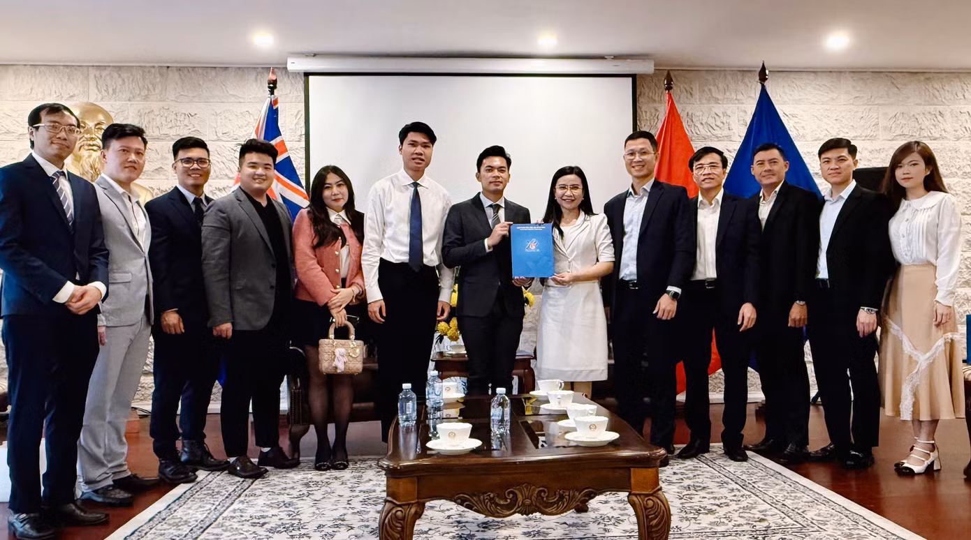 Đoàn công tác và đại diện Hội Sinh viên Việt Nam tại Australia. Ảnh: Ban Quốc tế T.Ư Đoàn
