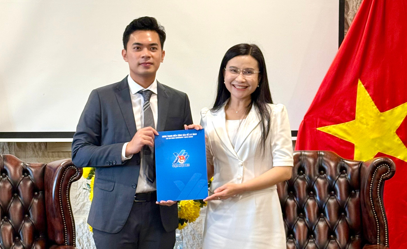 Bí thư T.Ư Đoàn Nguyễn Phạm Duy Trang và Chủ tịch Hội Sinh viên Việt Nam tại Australia Huỳnh Tấn Đạt tại buổi làm việc. Ảnh: Ban Quốc tế T.Ư Đoàn