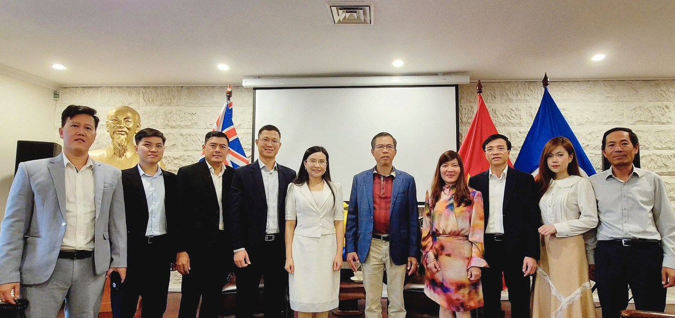 Lãnh đạo, thành viên đoàn đại biểu T.Ư Đoàn và lãnh đạo, cán bộ Đại sứ quán chụp ảnh lưu niệm. Ảnh: Ban Quốc tế T.Ư Đoàn