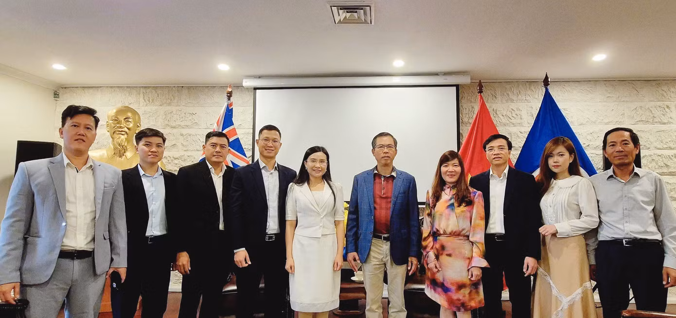 Lãnh đạo, thành viên đoàn đại biểu T.Ư Đoàn và lãnh đạo, cán bộ Đại sứ quán chụp ảnh lưu niệm. Ảnh: Ban Quốc tế T.Ư Đoàn