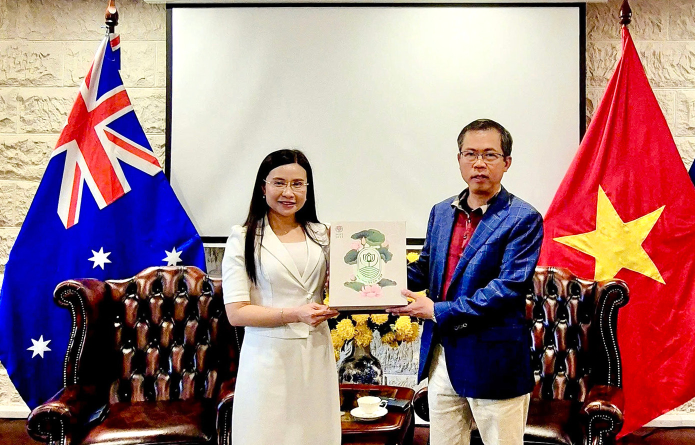 Bí thư T.Ư Đoàn Nguyễn Phạm Duy Trang tặng quà Đại sứ Phạm Hùng Tâm. Ảnh: Ban Quốc tế T.Ư Đoàn