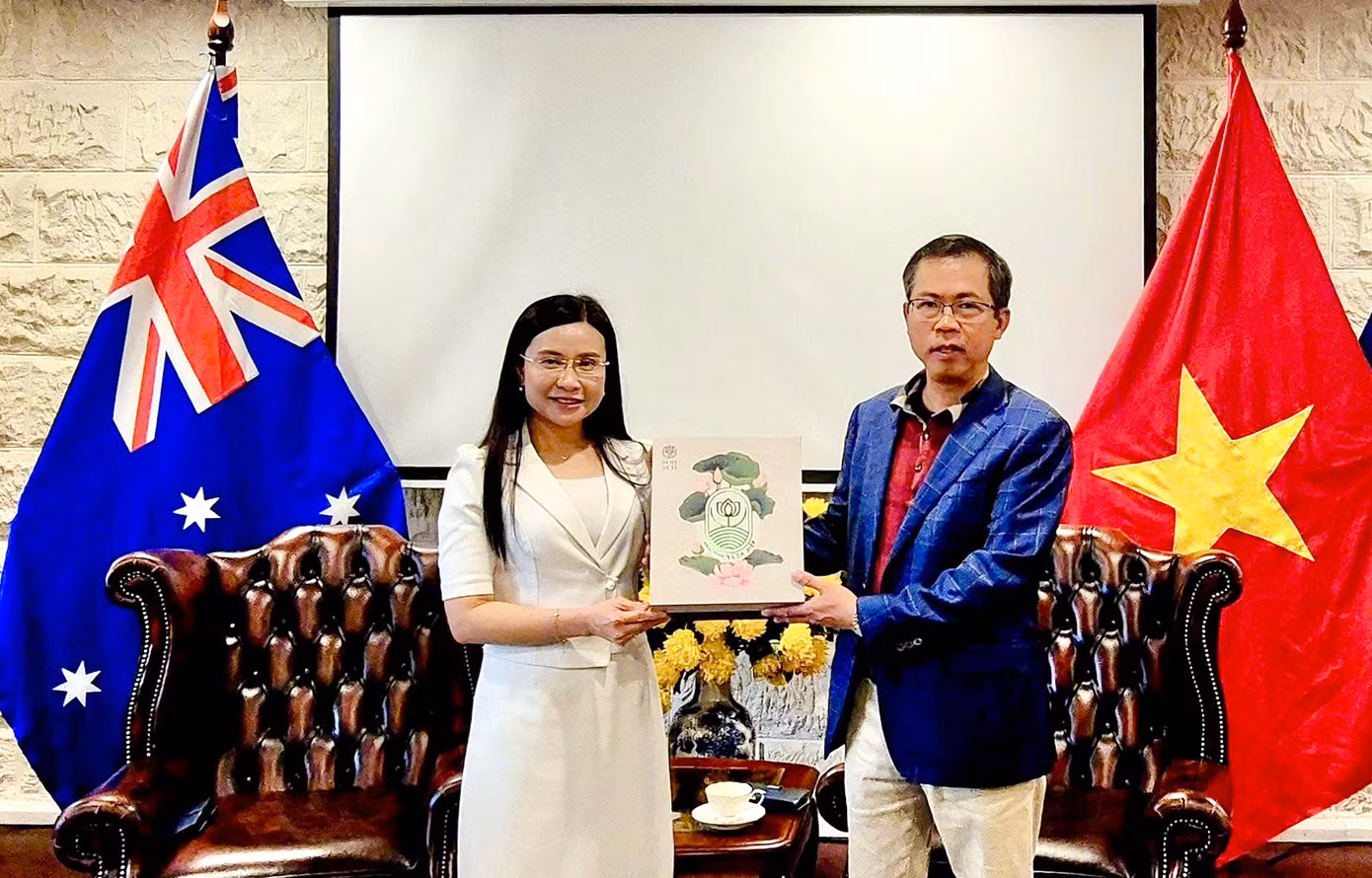 Bí thư T.Ư Đoàn Nguyễn Phạm Duy Trang tặng quà Đại sứ Phạm Hùng Tâm. Ảnh: Ban Quốc tế T.Ư Đoàn