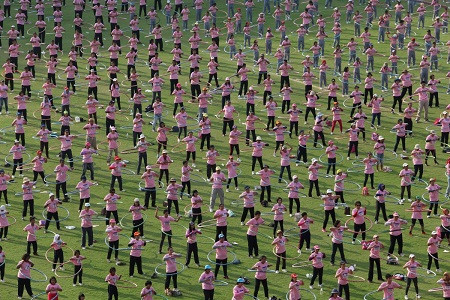 Tháng 2/2013, 4.483 người tập trung ở sân vận động của trường Đại học Thammasat, thành phố Bangkok, Thái Lan để cùng lắc vòng trong 7 phút và lập được Kỷ lục Guinness Thế giới