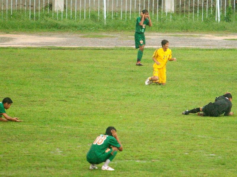 Khi sét đánh, trọng tài Trương Quang Tuấn (áo đen) và cầu thủ hai đội ngã rạp xuống sân. Ảnh: Dương Thu
