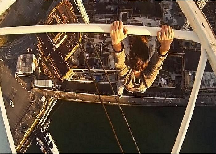 Cậu chiêm ngưỡng quanh cảnh xung quanh trong lúc chờ bình minh xuất hiện