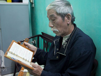 Nghệ sĩ Mai Ngọc Căn tìm lại ký ức trong cuốn nhật kí quý báu của mình. Nghệ sĩ Mai Ngọc Căn tìm lại ký ức trong cuốn nhật kí quý báu của mình