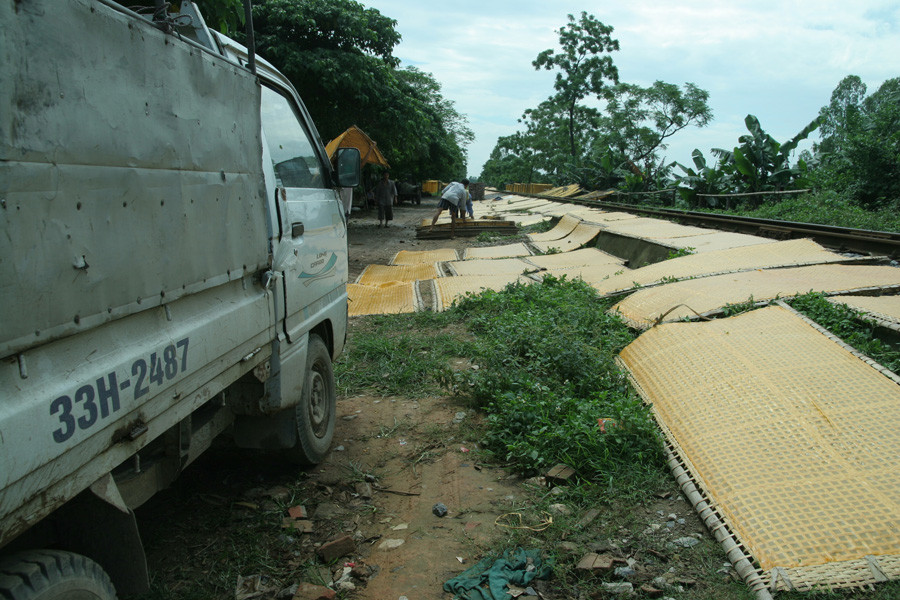 Có thể chỗ phơi miến là ngay bãi ô tô đầy bụi bặm
