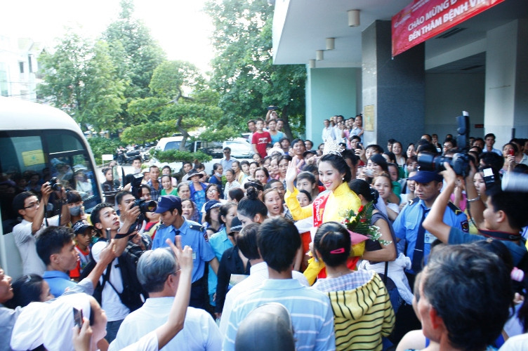 Hàng ngàn bệnh nhân, người nhà tập trung trước cửa, sành chờ BV Đà Nẵng chào đón những người đẹp nhất cuộc thi HHVN 2012. Đây là hoạt động từ thiện đầu tiên của các người đẹp ngay sau đêm Chung kết