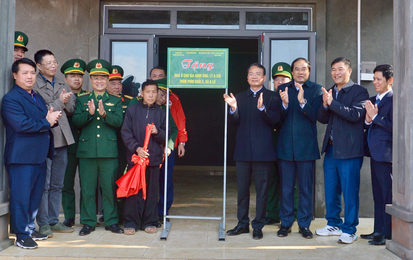 Ông Đặng Xuân Phong, Bí thư Tỉnh ủy Lào Cai và ông Lý A Sài kéo biển khánh thành ngôi nhà, đây là căn nhà đầu tiên trong số 28 căn mà Hòa Phát hỗ trợ tái thiết xây dựng lại tại xã biên giới A Lù Ông Đặng Xuân Phong, Bí thư Tỉnh ủy Lào Cai và ông Lý A Sài kéo biển khánh thành ngôi nhà, đây là căn nhà đầu tiên trong số 28 căn mà Hòa Phát hỗ trợ tái thiết xây dựng lại tại xã biên giới A Lù