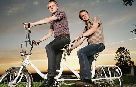 Người ta thống kê rằng, hiện có khoảng 100 triệu cặp song sinh trên toàn thế giới