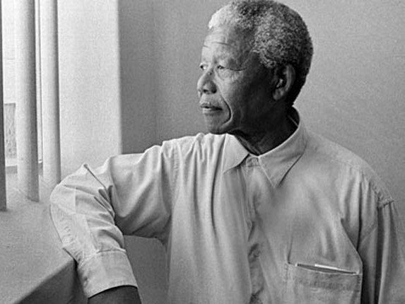 Nelson Mandela trong một lần thăm lại căn phòng đã giam giữ ông tại đảo Robben, và ô cửa với chấn song mà ông đã từng nhìn qua đó để xem những trận bóng của các bạn tù. Nelson Mandela trong một lần thăm lại căn phòng đã giam giữ ông tại đảo Robben, và ô cửa với chấn song mà ông đã từng nhìn qua đó để xem những trận bóng của các bạn tù